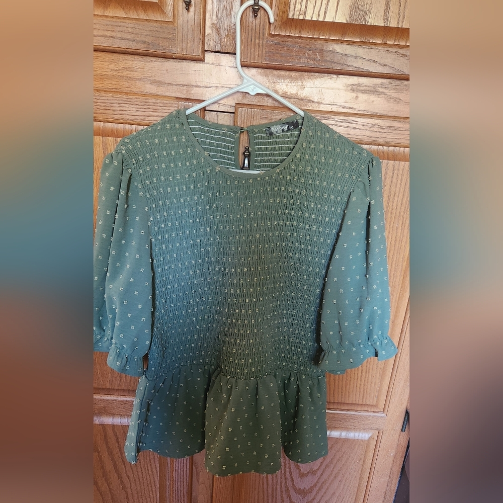 Puff sleeve crewneck top smocked with ruffle